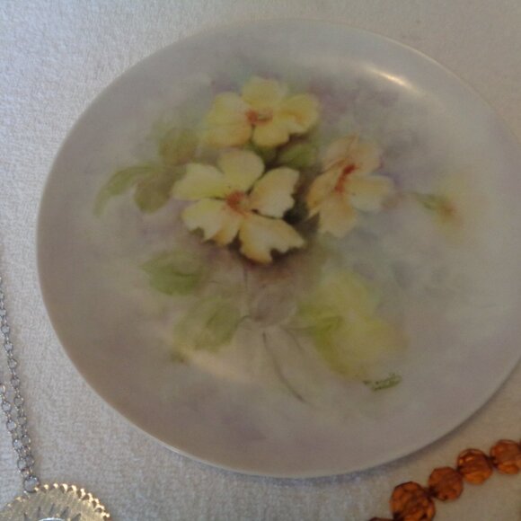 VINTAGE RETRO YELLOW FLOWERS PLATE & 2 NEW NECKLACES STYLED OLD LOT - Picture 4 of 7